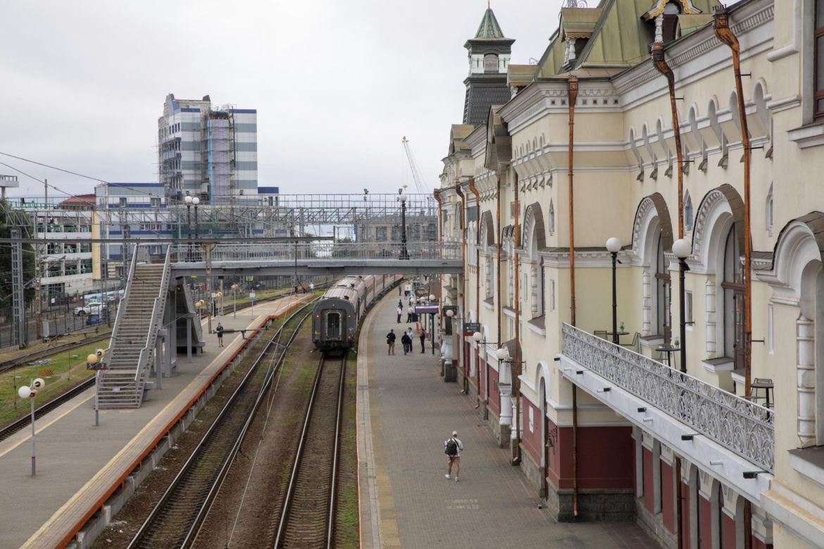 Pancerny pociąg do Rosji - żywe homary, modelki-konduktorki, skrzynki z winem