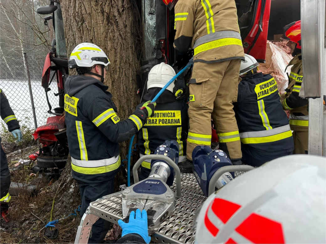 Koszmarny wypadek na DK 10 w Makowiskach pod Bydgoszczą! Ranny kierowca w szpitalu [ZDJĘCIA]