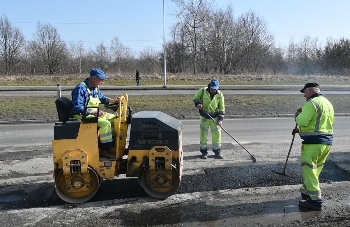 Drogowcy z Tarnowa ruszyli do łatania dziur w drogach. Gdzie zgłaszać uszkodzenia jezdni? 