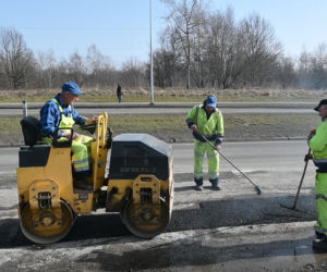 Drogowcy z Tarnowa ruszyli do łatania dziur w drogach. Gdzie zgłaszać uszkodzenia jezdni? 