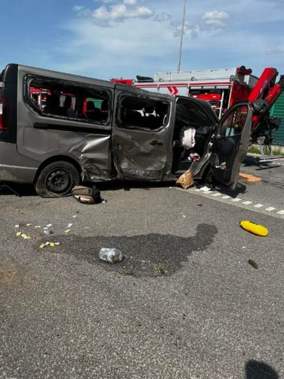 Śmiertelny wypadek na A1 pod Częstochową! Nie żyją dwie osoby, które wypadły z busa