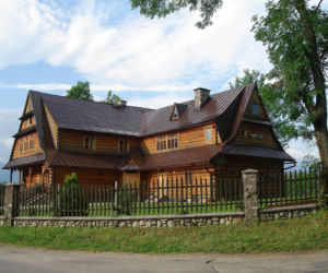 To jedna z najpiękniejszych wsi w Małopolsce. Już sto lat temu była rozchwytywanym kurortem turystycznym