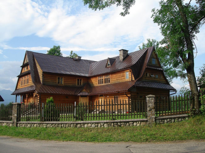 To jedna z najpiękniejszych wsi w Małopolsce. Już sto lat temu była rozchwytywanym kurortem turystycznym