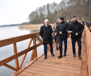 Pomost w Szczuplinach oficjalnie otwarty! Jezioro Rumian można podziwiać z drewnianej wieży [ZDJĘCIA]