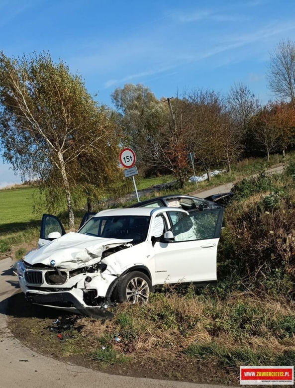 BMW zderzyło się z peugeotem. Widok jest przerażający, są poszkodowani