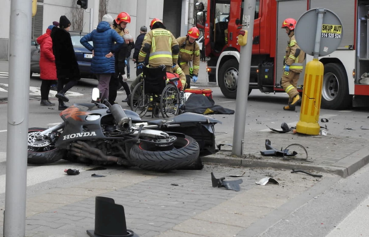 Koszmarny wypadek na ul. Białostockiej w Warszawie. Motocyklista trafił do szpitala
