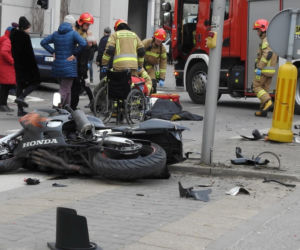 Koszmarny wypadek na ul. Białostockiej w Warszawie. Motocyklista trafił do szpitala