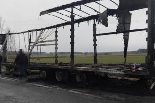 Nocny pożar ciężarówki pod Żyrzynem