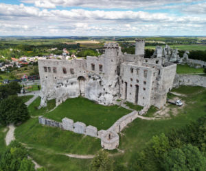 To najpiękniejszy zamek w województwie śląskim. Znajduje się w malowniczej wsi