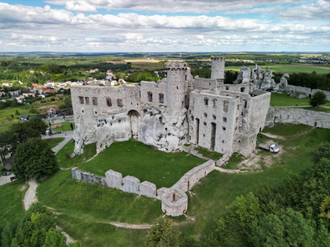 To najpiękniejszy zamek w województwie śląskim. Znajduje się w malowniczej wsi