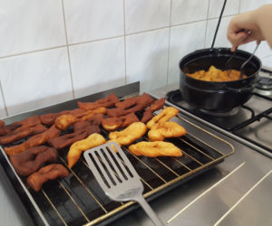 Tłusty czwartek w ZSGH w Grudziądzu. Uczniowie smażyli pączki i faworki
