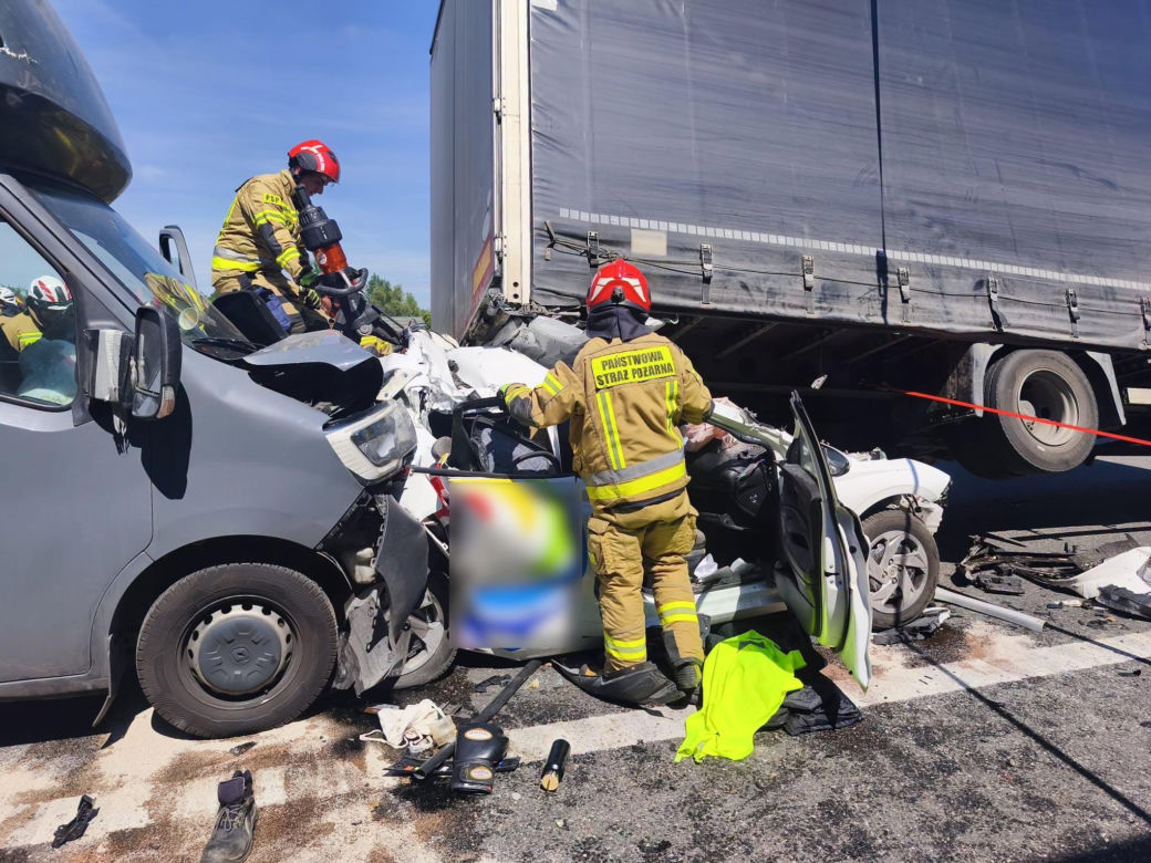 Karambol na autostradzie A1! Trzy auta rozbite, droga w stronę Łodzi zablokowana