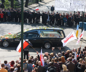 To już 10 lat od pogrzebu pary prezydenckiej Lecha i Marii Kaczyńskich. Ludzie żegnali ich kwiatami