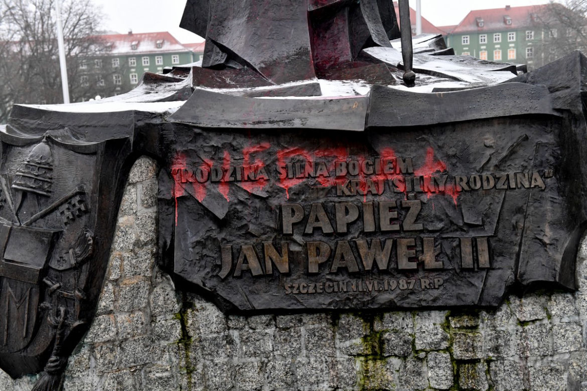 Dewastacja pomnika Jana Pawła II w Szczecinie