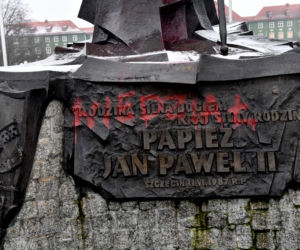 Dewastacja pomnika Jana Pawła II w Szczecinie
