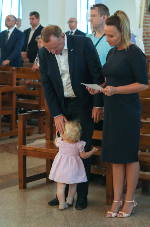 Jacek Kurski modli się w intencji zmarłej  matki