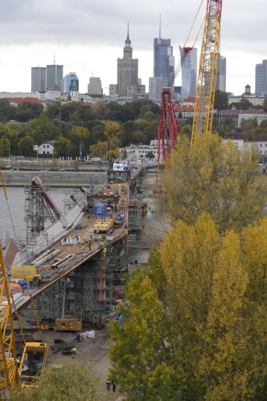 Nowy most nad Wisłą połączył dwa brzegi Warszawy! Są już wszystkie elementy