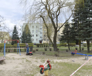 Plac zabaw grozy na Ursynowie. Rodzice drżą o własne dzieci 