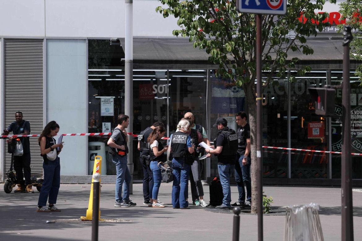 Krwawy atak w centrum Paryża. Nożownik rzucił się na kobiety, wszystko nagrała kamera