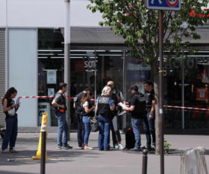 Krwawy atak w centrum Paryża. Nożownik rzucił się na kobiety, wszystko nagrała kamera