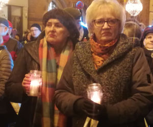 Manifestacja w obronie sądownictwa na Rynku Staromiejskim w Toruniu