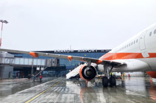 Zamiast sądowej batalii z mieszkańcami - inżynieryjny bypass za 104 miliony złotych. Przesuną rzekę pod pasem startowym Kraków Airport 