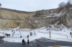 Niezwykłe lodowisko w kamieniołomie niedaleko od Krakowa. To idealne miejsce na ferie!