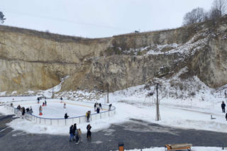 Niezwykłe lodowisko w kamieniołomie niedaleko od Krakowa. To idealne miejsce na ferie!