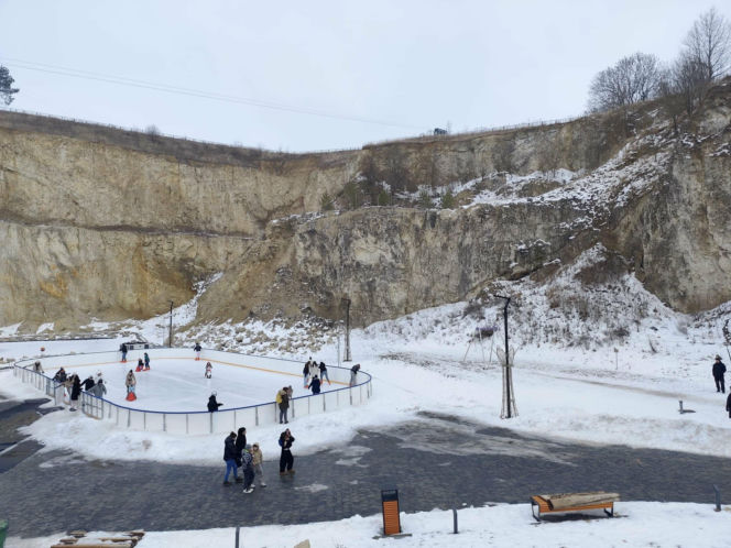 Niezwykłe lodowisko w kamieniołomie niedaleko od Krakowa. To idealne miejsce na ferie!