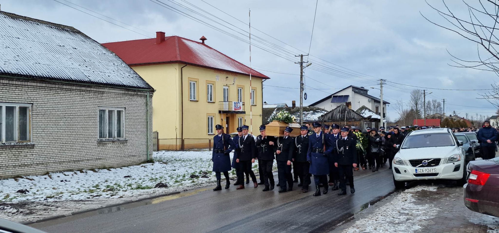 Pogrzeb sierżanta Kamila Zasady. Tragicznie zmarłego policjanta żegnały tłumy