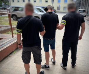 Schodziła po schodach, nagle obcy mężczyzna kopnął ją w głowę. Tłumaczenie poraża: Wydawało mi się...