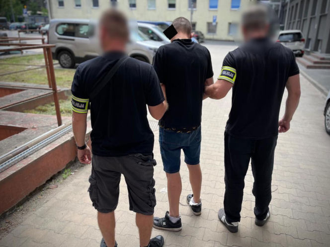 Schodziła po schodach, nagle obcy mężczyzna kopnął ją w głowę. Tłumaczenie poraża: "Wydawało mi się..."