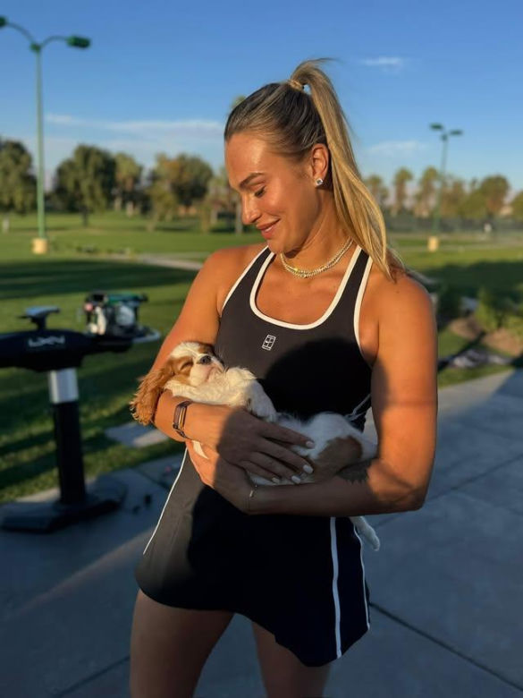Aryna Sabalenka z partnerem i pieskiem Ash