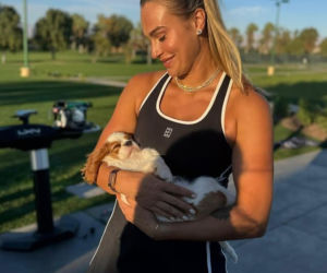 Aryna Sabalenka z partnerem i pieskiem Ash