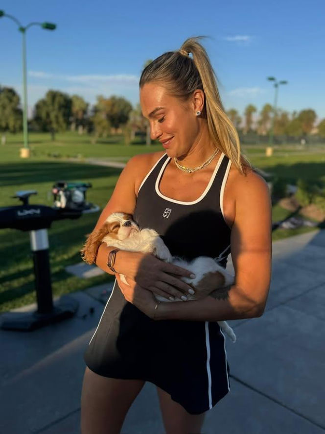 Aryna Sabalenka z partnerem i pieskiem Ash