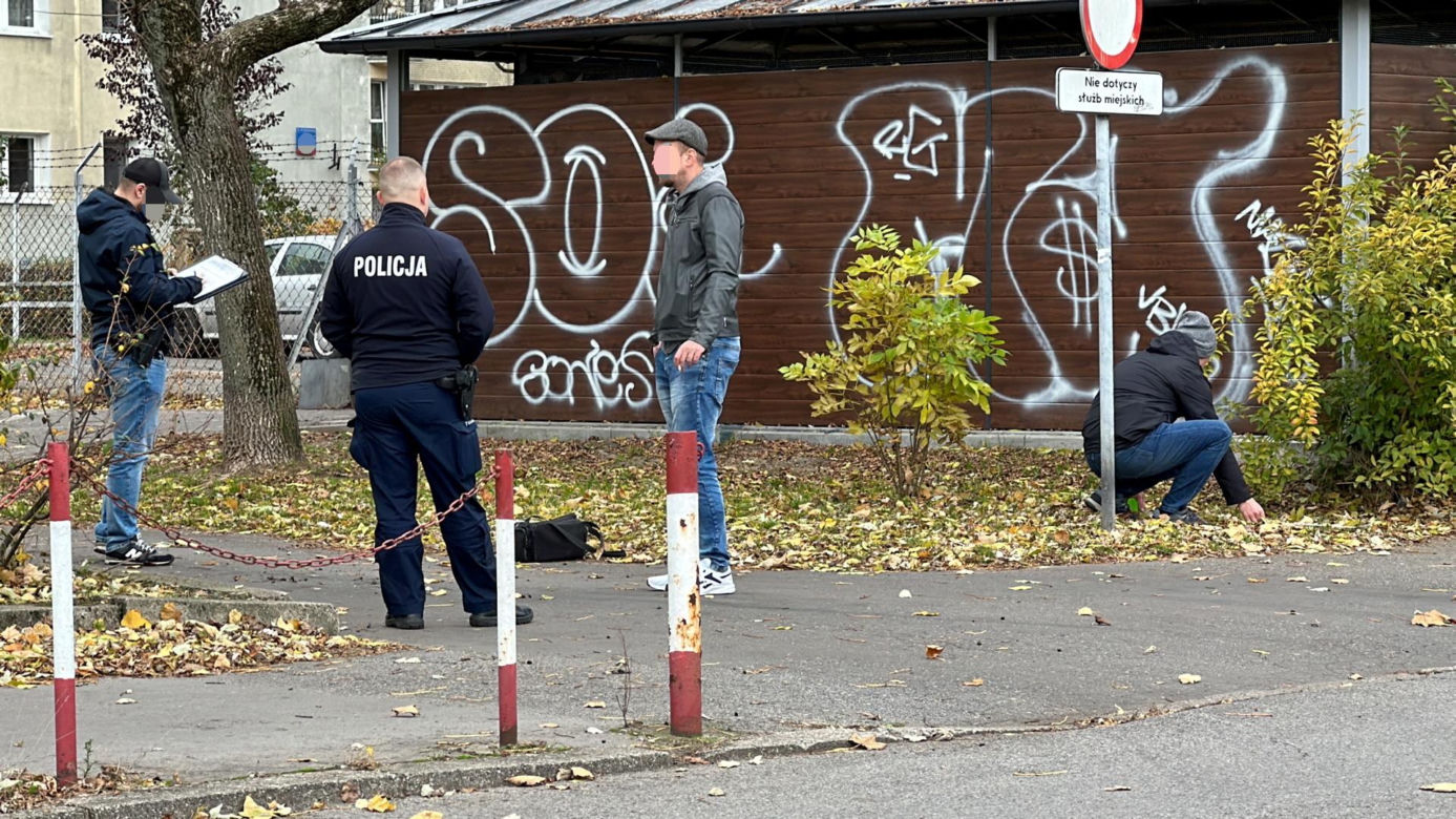 Atak maczetą na Bielanach. Trwa obława za sprawcą. Policja apeluje do świadków