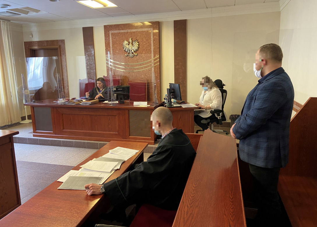 Policjant (na zdjęciu) postrzelił uciekiniera w pośladek