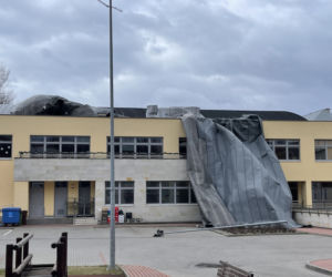 Wiatr zerwał dach z budynku szkoły. Trwa walka ze skutkami wichury