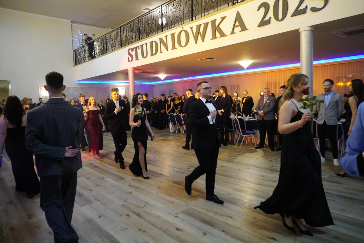 Dwa polonezy na studniówce bydgoskiej Handlówki. W jednym pomogli nauczyciele
