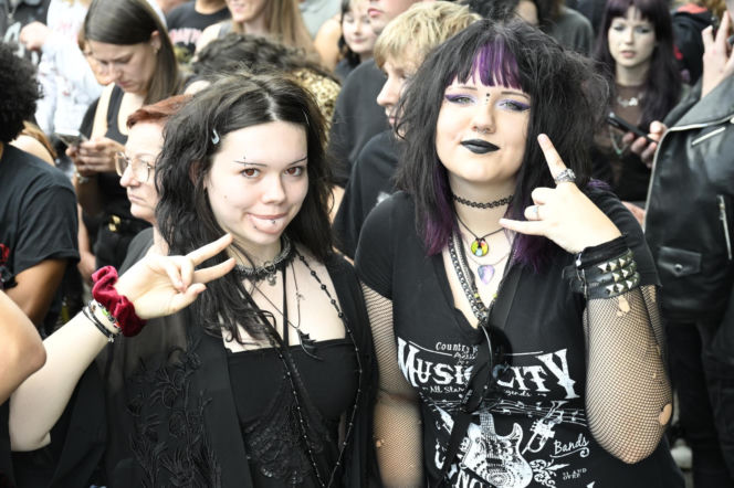 Fani i fanki czekają na System of a Down i Queens of the Stone Age! Zobacz zdjęcia spod PGE Narodowego