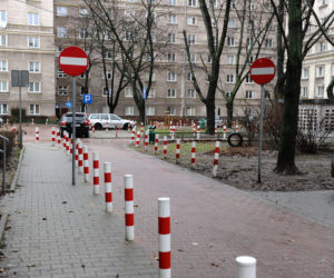 Słupki i znaki zakazu zalały osiedle. Drogowy absurd w Śródmieściu