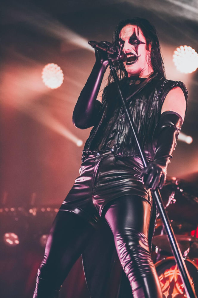 Skrupulatnie wyreżyserowany groteskowy spektakl okraszony nutą surrealizmu – Avatar zawładną Warszawą [RELACJA]