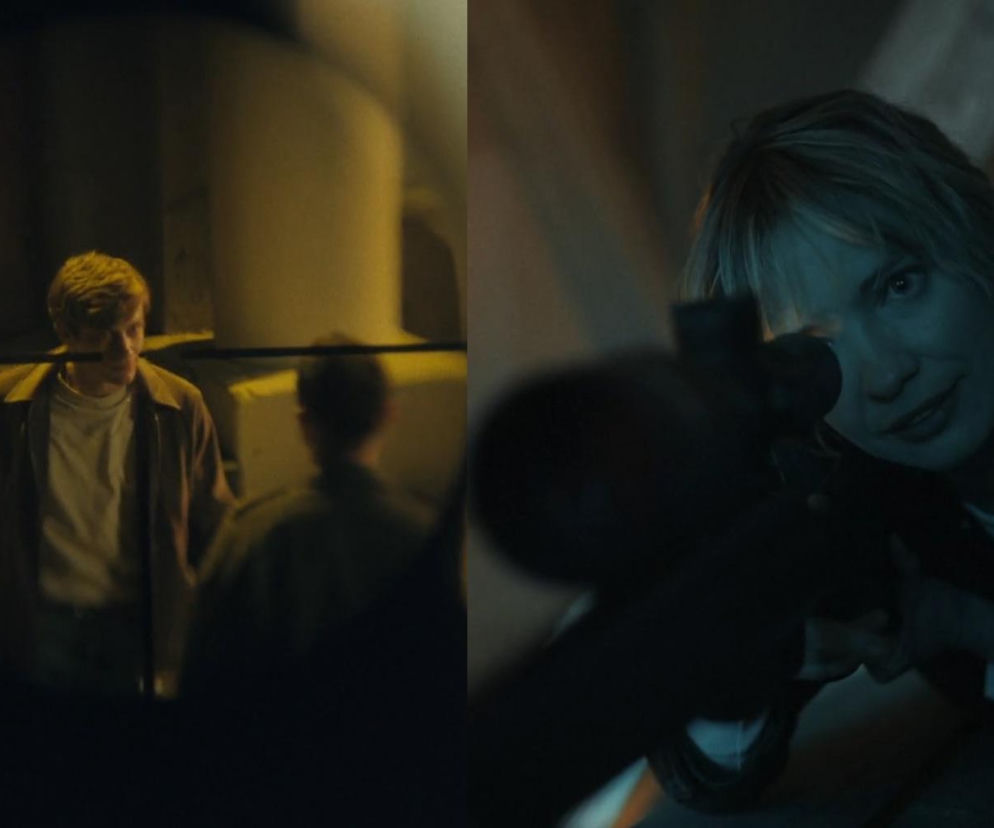 Artur (Mateusz Więcławek) w jasnej koszuli i brązowej kurtce, rozmawia z innym mężczyzną, widoczny w lewej części kadru. Po prawej, Nastia (Paulina Gałązka) z blond włosami celuje z broni snajperskiej. To zdjęcie promuje nowy odcinek Wojny zastępczej na Super Seriale.