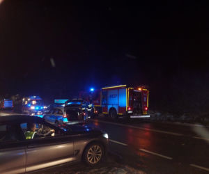 PILNE: Zablokowana droga nr 42. Zderzenie dwóch osobówek i dostawczego busa
