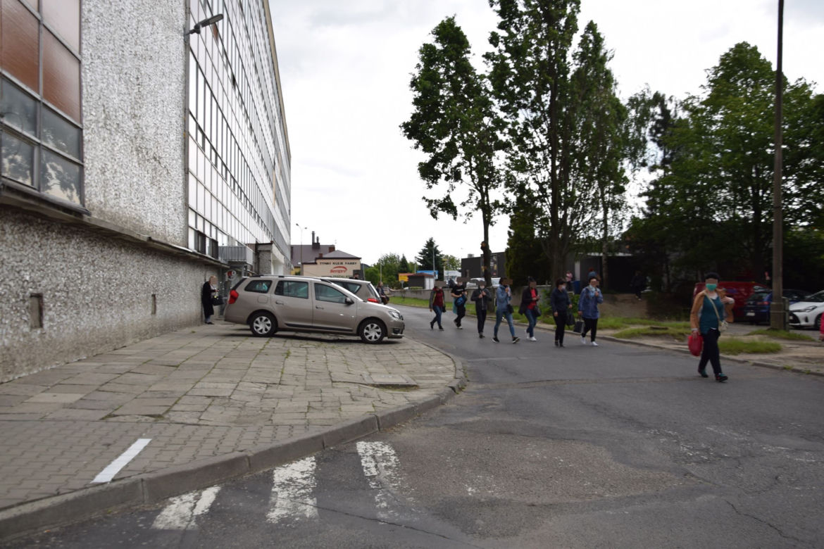 Absurd w Jarosławiu . Największe firmy nie mogą się dogadać -przejście przez drogę kosztuje 15 groszy 