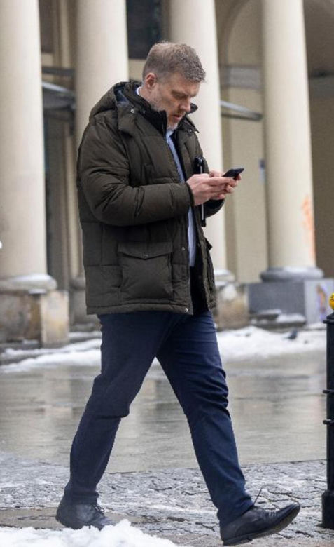 Adrian Zandberg na pasach z nosem w telefonie