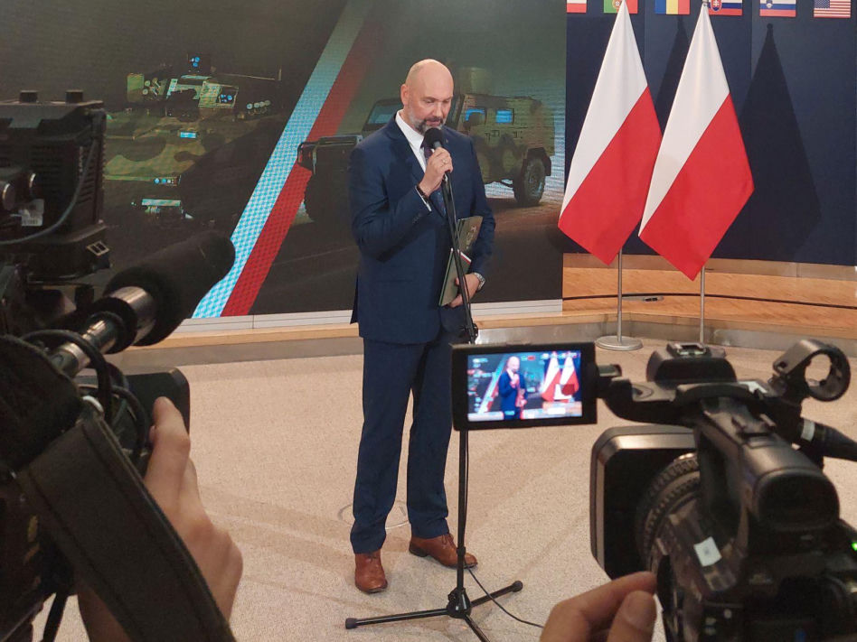 Minister Błaszczak i prezes Chwałek z umowami