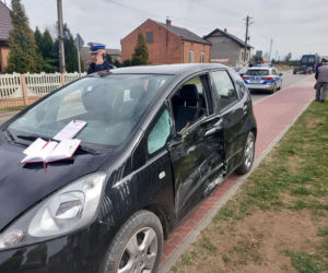 17-latek jechał motocyklem, nagle uderzyło w niego auto. Tragedia w Opocznie