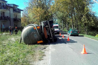 Legionowo: O włos od tragedii! Szambiarka w rowie, a ścieki na jezdni...