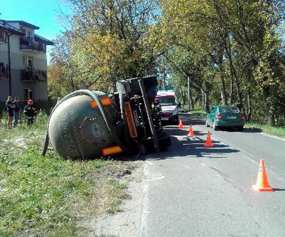 Przewrócona szambiarka